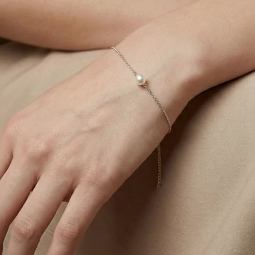 A modell a Quartet pearl tenyészett gyöngy karkötőt viseli