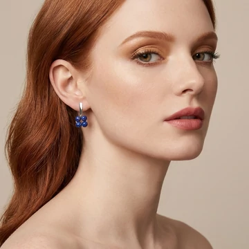 A modell a Quartet lapis lazuli fülbevalót viseli