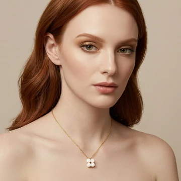 A modell a Quartet jójáde nyakláncot viseli