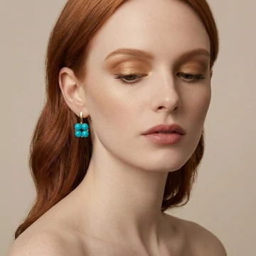 A modell a Quartet mashan jáde fülbevalót viseli