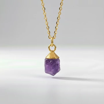 A modell a Raw Gems ametiszt nyakláncot viseli
