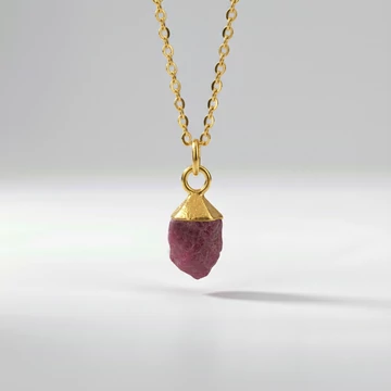 A modell a Raw Gems rubin nyakláncot viseli
