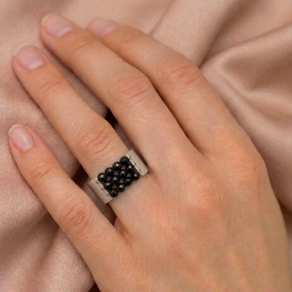 A modell a fekete spinellel készült Corset gyűrűt viseli