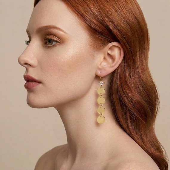 A modell az hegyikristály hosszú korong fülbevalót viseli