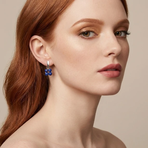 A modell a Quartet lapis lazuli fülbevalót viseli