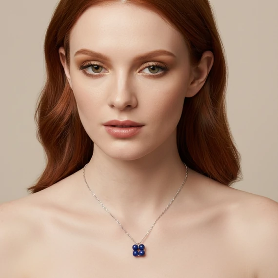 A modell a Quartet lapis lazuli nyakláncot viseli