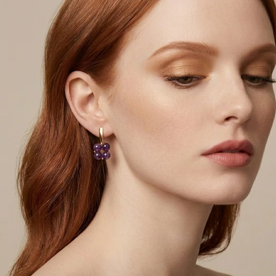 A modell a Quartet ametiszt fülbevalót viseli