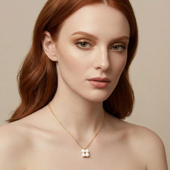 A modell a Quartet jójáde nyakláncot viseli