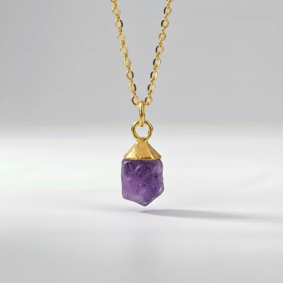 A modell a Raw Gems ametiszt nyakláncot viseli