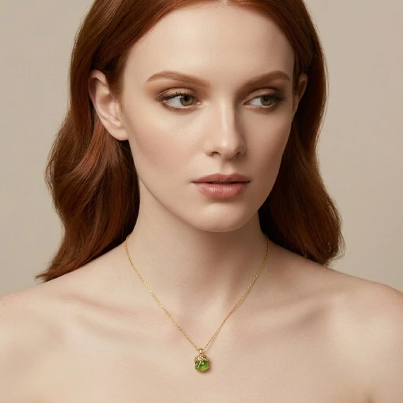 A modell a Raw Gems peridot nyakláncot viseli