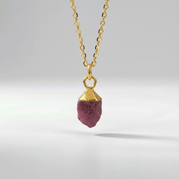 A modell a Raw Gems rubin nyakláncot viseli