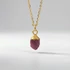 Kép 1/2 - A modell a Raw Gems rubin nyakláncot viseli